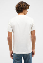 Tricou Austin alb, spate, fără imprimeu, model purtat cu blugi