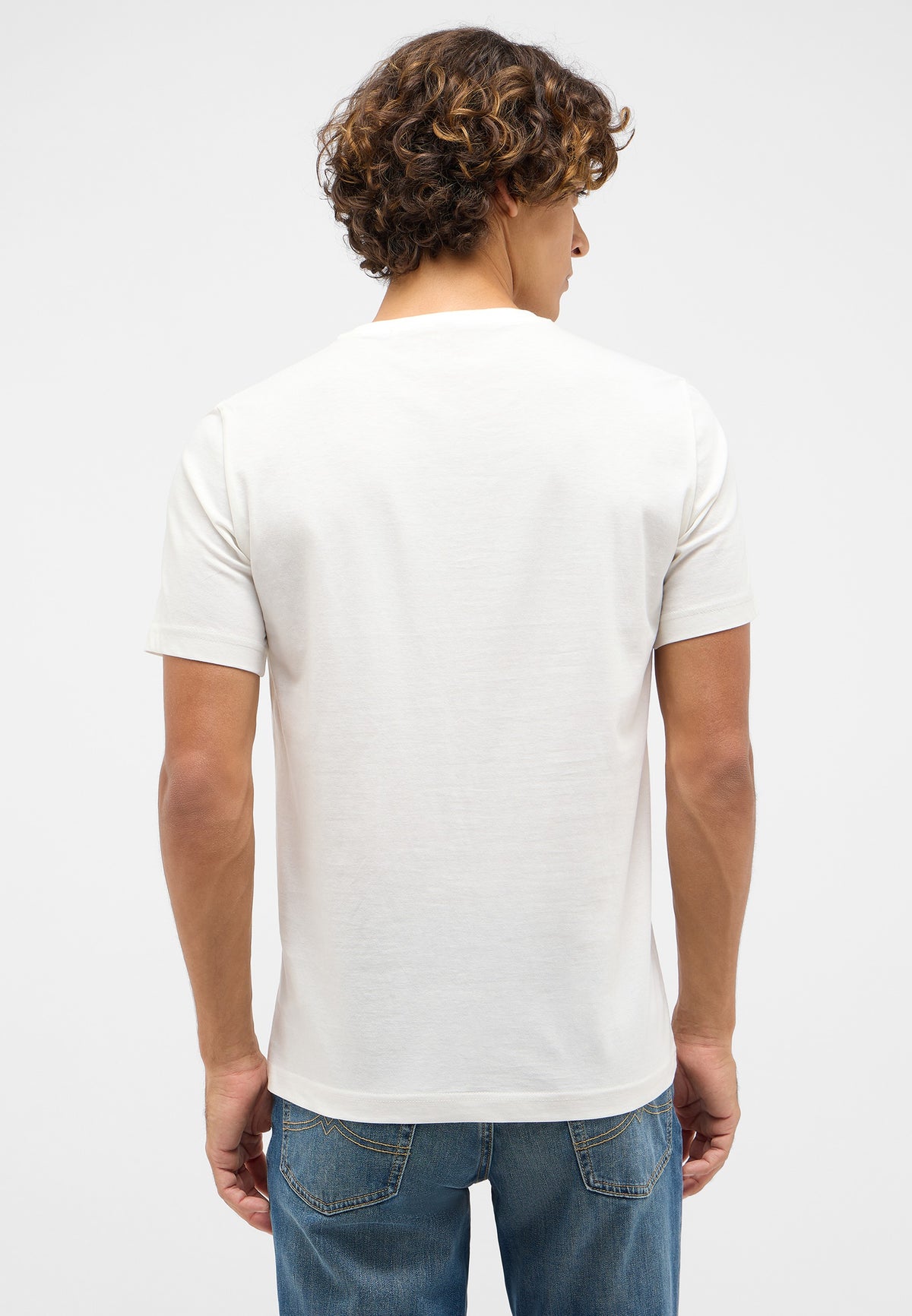 Tricou Austin alb, spate, fără imprimeu, model purtat cu blugi