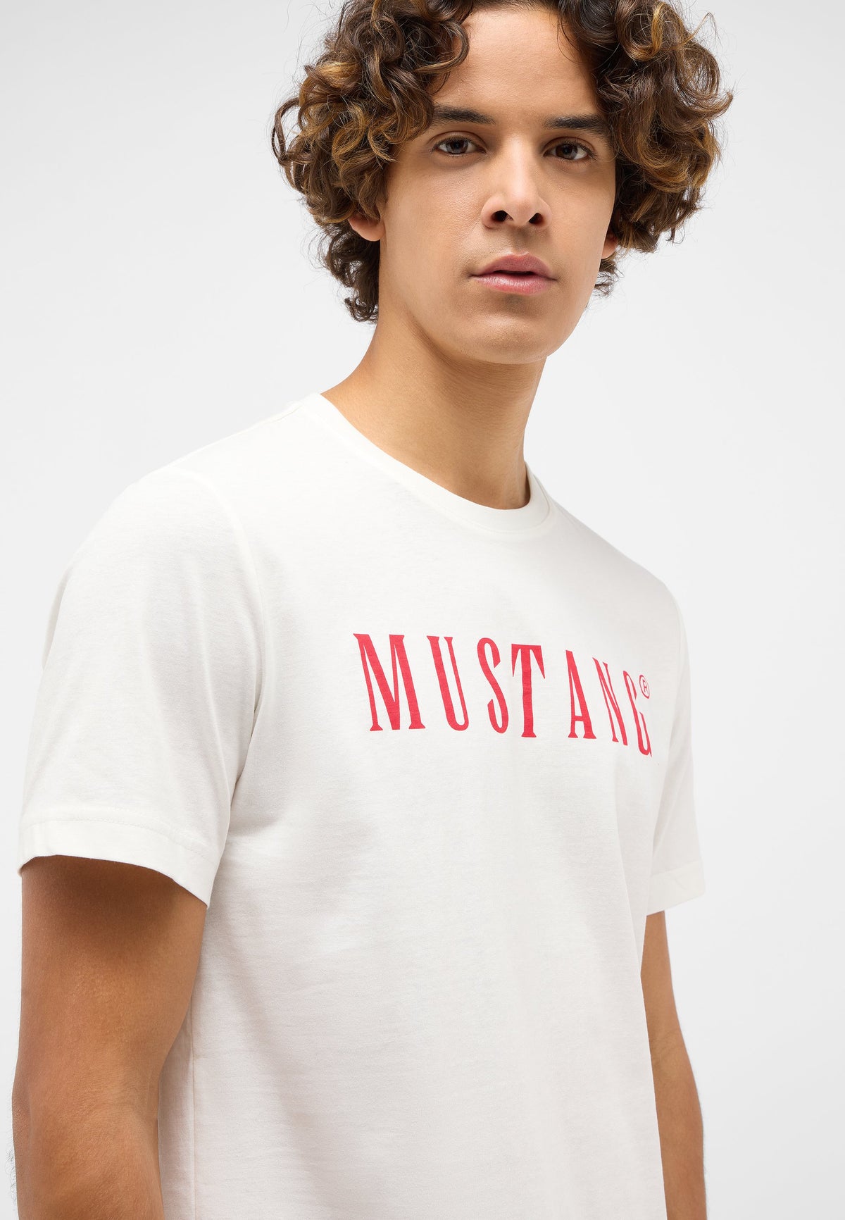Tricou Austin alb, detaliu, imprimeu roșu „MUSTANG” pe piept în prim-plan