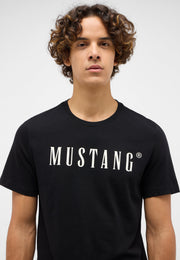 Tricou Austin negru, detaliu, imprimeu alb-crem „MUSTANG” pe piept în prim-plan
