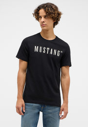 Tricou Austin negru, față, imprimeu alb-crem „MUSTANG” pe piept, plan mediu