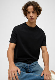 Tricou Austin negru, față, prim-plan pe partea de sus a tricoului
