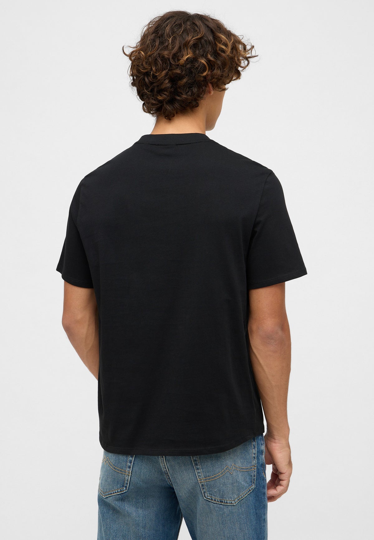 Tricou Austin negru, spate, prim-plan pe umeri și spate