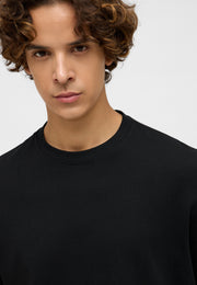 Tricou Austin negru, detaliu, prim-plan pe guler și cusătura de la gât