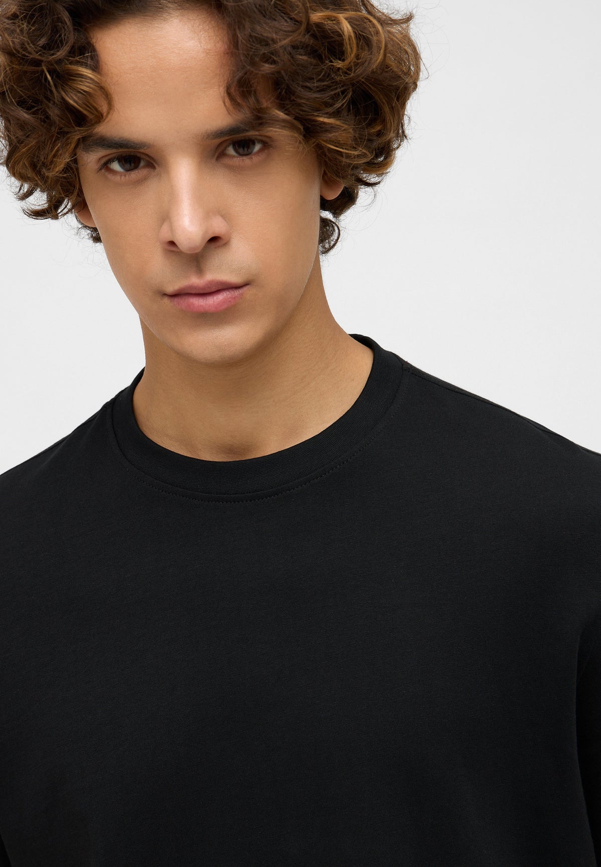 Tricou Austin negru, detaliu, prim-plan pe guler și cusătura de la gât