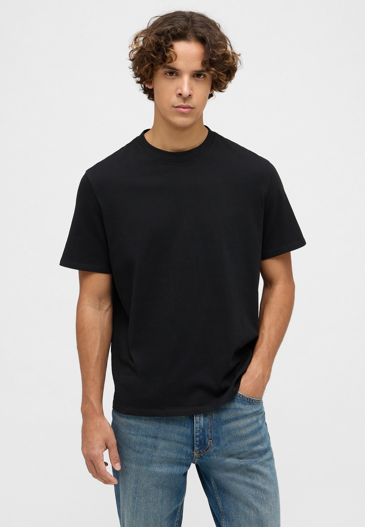 Tricou Austin negru, față, guler rotund și croială simplă fără imprimeu