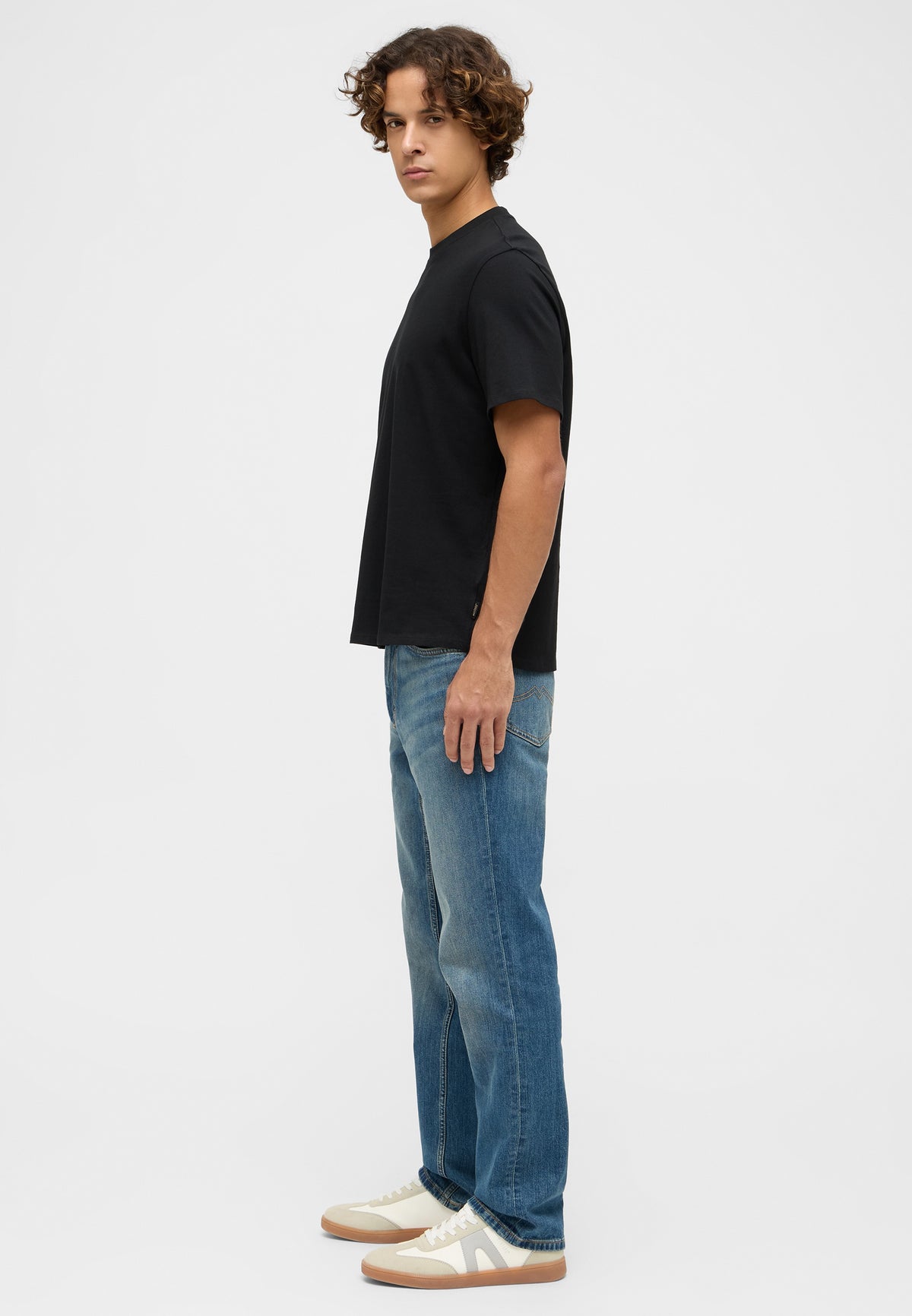 Tricou Austin negru, lateral, purtat pe model, croială dreaptă