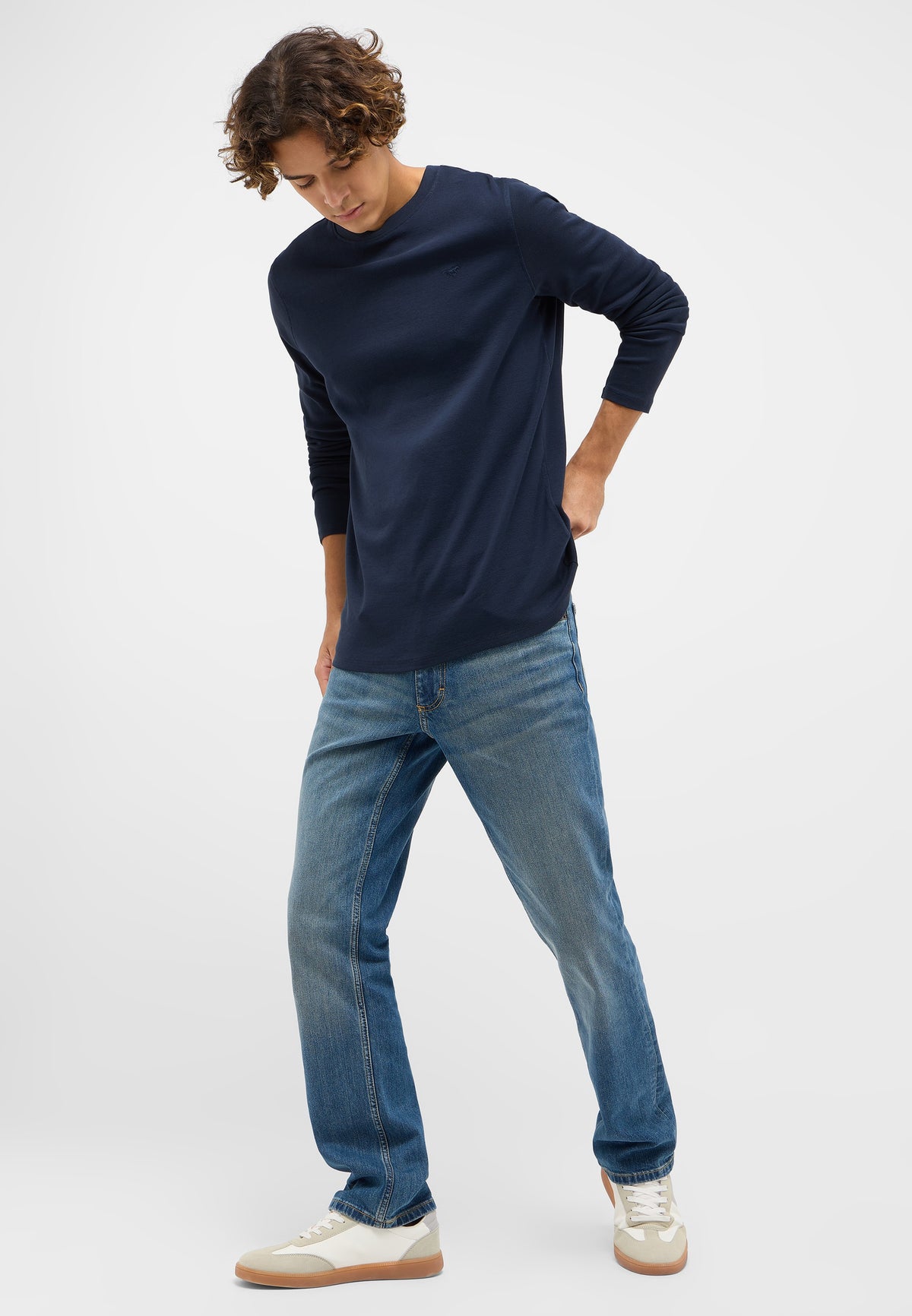 Bluză Slim Arlington albastru, față, purtată cu blugi, ținută completă