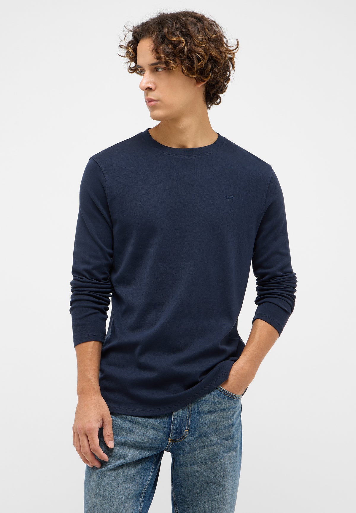 Bluză Slim Arlington albastru, față, logo mic brodat cu cal pe piept, purtată de model