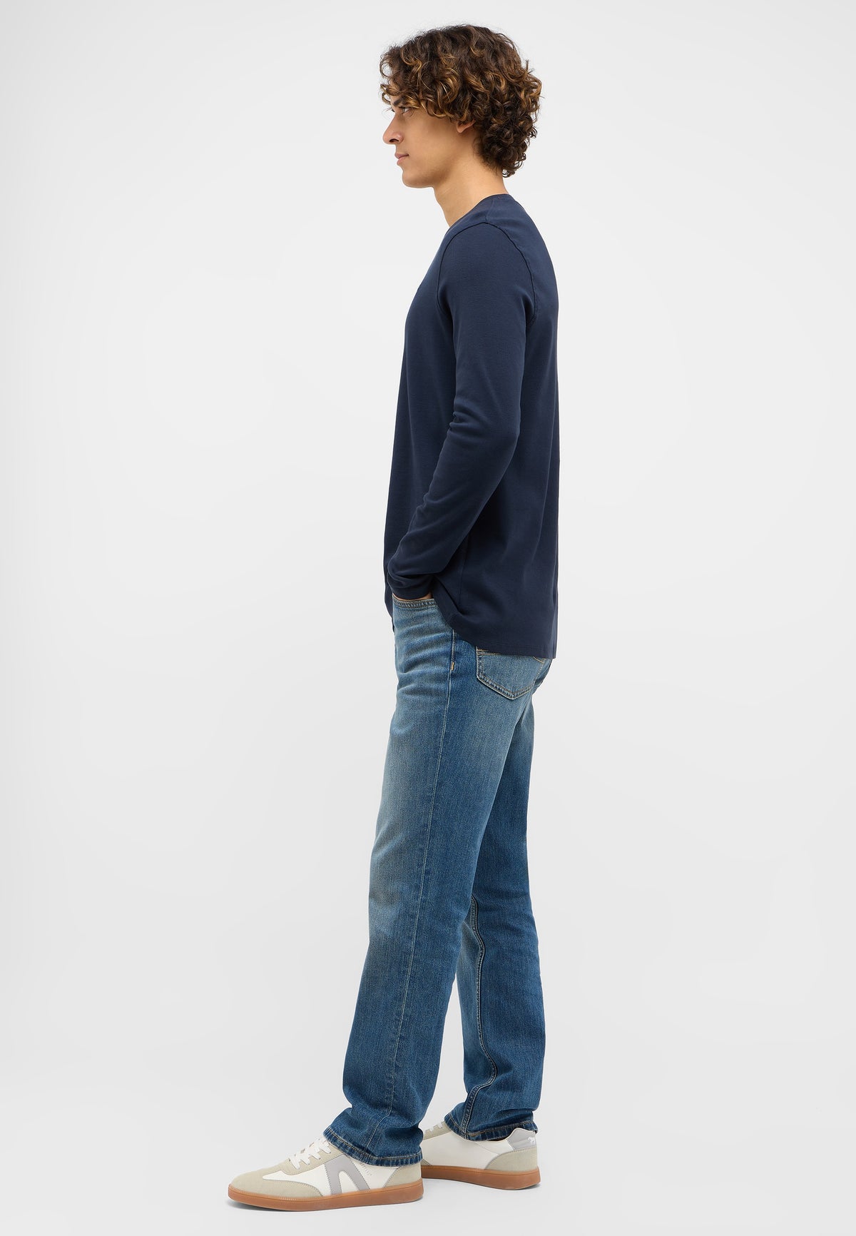 Bluză Slim Arlington albastru, lateral, purtată cu blugi și pantofi sport