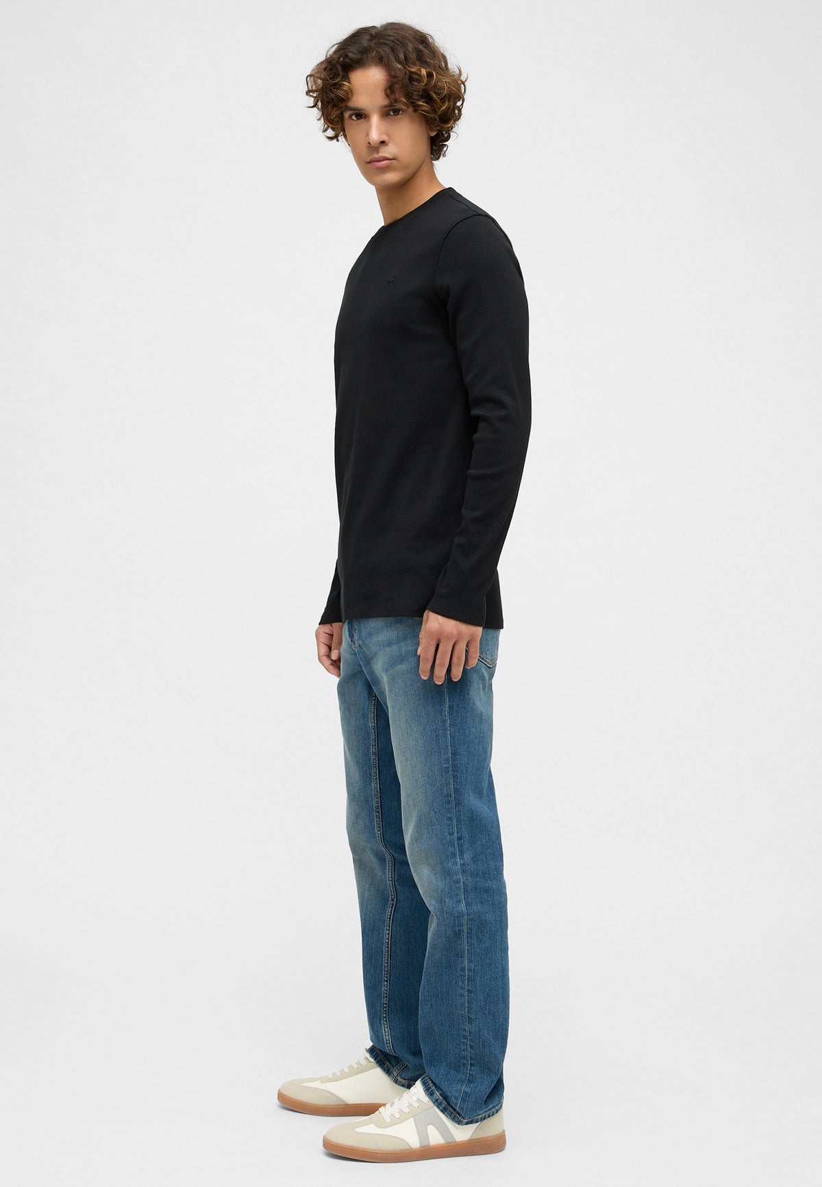 Bluză Slim Arlington negru, lateral, purtată cu blugi și pantofi sport