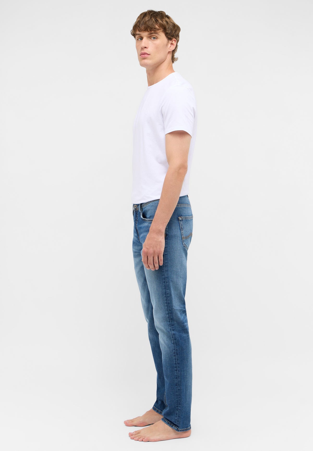 Blugi Conici Oregon albastru, lateral, purtați pe model, croi conic spre gleznă