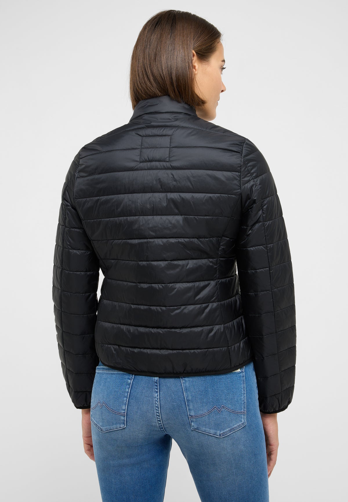 Geacă Slim Twin Hills negru, spate, purtată pe model, guler înalt