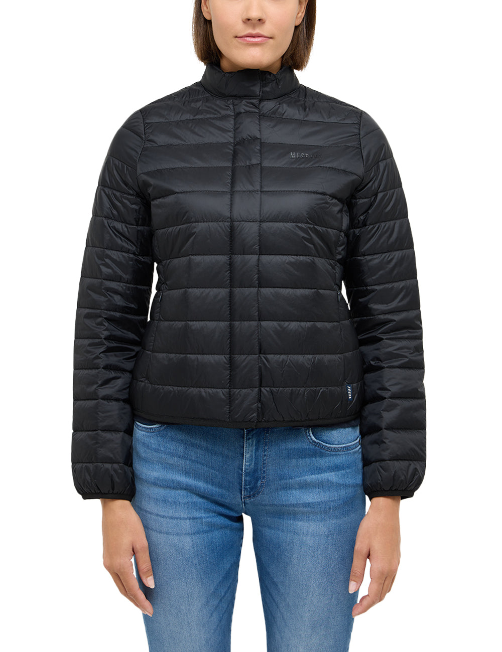 Geacă Slim Twin Hills negru, față, purtată pe model, buzunar lateral cu fermoar vizibil